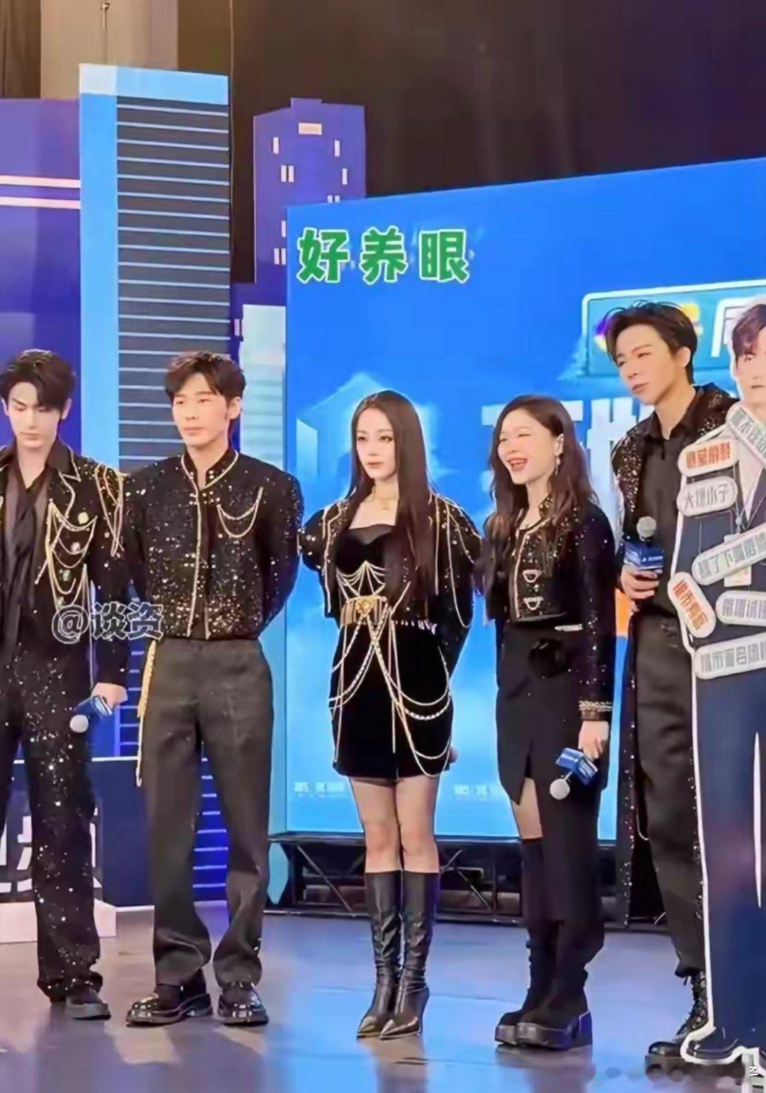 金靖自嘲长相，同框迪丽热巴却不违和，美的不相上下！ ​​​