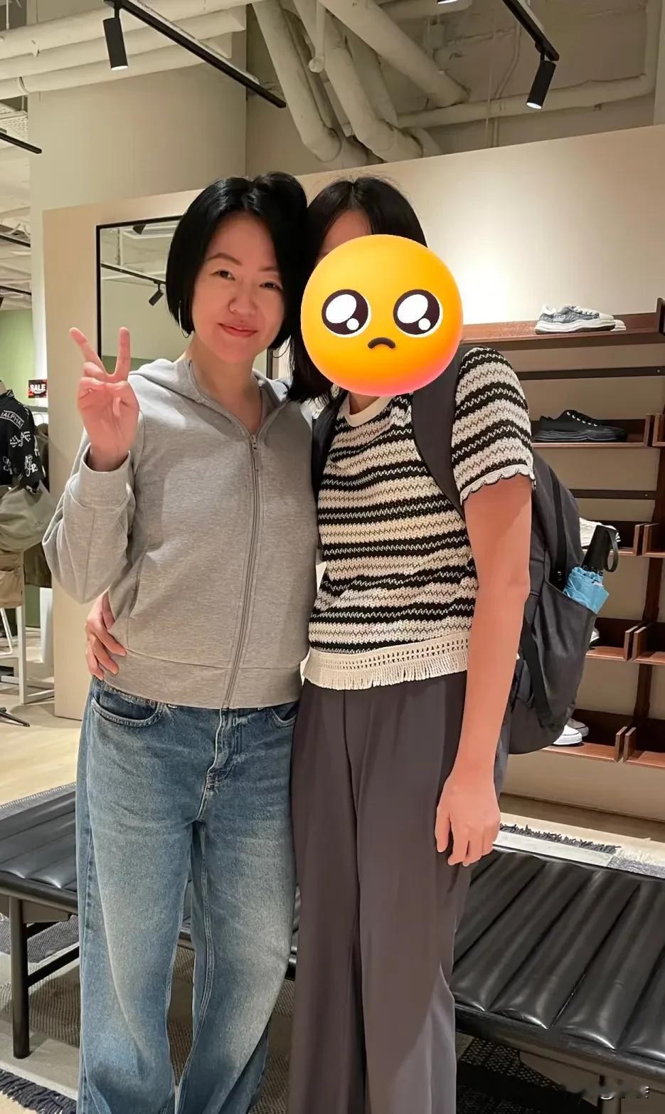 偶遇小S一家四口逛香港K11，不禁有些感慨。
照片里小S素颜出镜，难掩几分憔悴和
