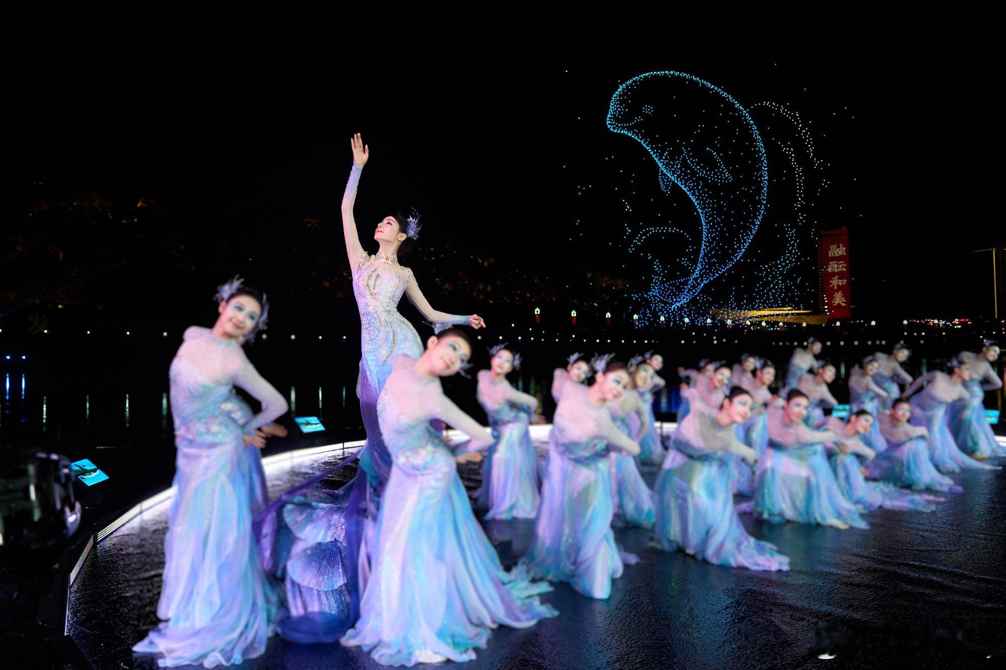 热巴在央视春晚四川宜宾分会场化身最美“人鱼”。穿着非遗工艺的水蓝色渐变长裙，裙摆