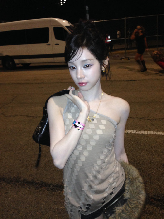 宋雨琦蓝色眼影辣妹妆宋雨琦蓝色眼影y2k造型 宋雨琦蓝色眼影妆容好辣妹啊！宋雨琦
