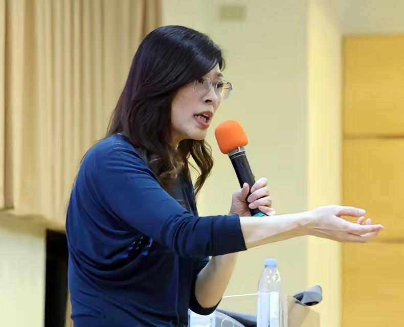 原来我们都错怪郑丽文了，郑丽文这波太刚了！
就在刚刚，郑丽文在东吴大学演讲，面对