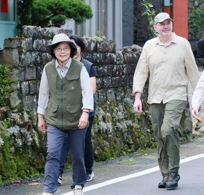 不玩了，蔡英文罢工了。7 月 19 日民进党全代会如期举办，卸任后的蔡英文再次选