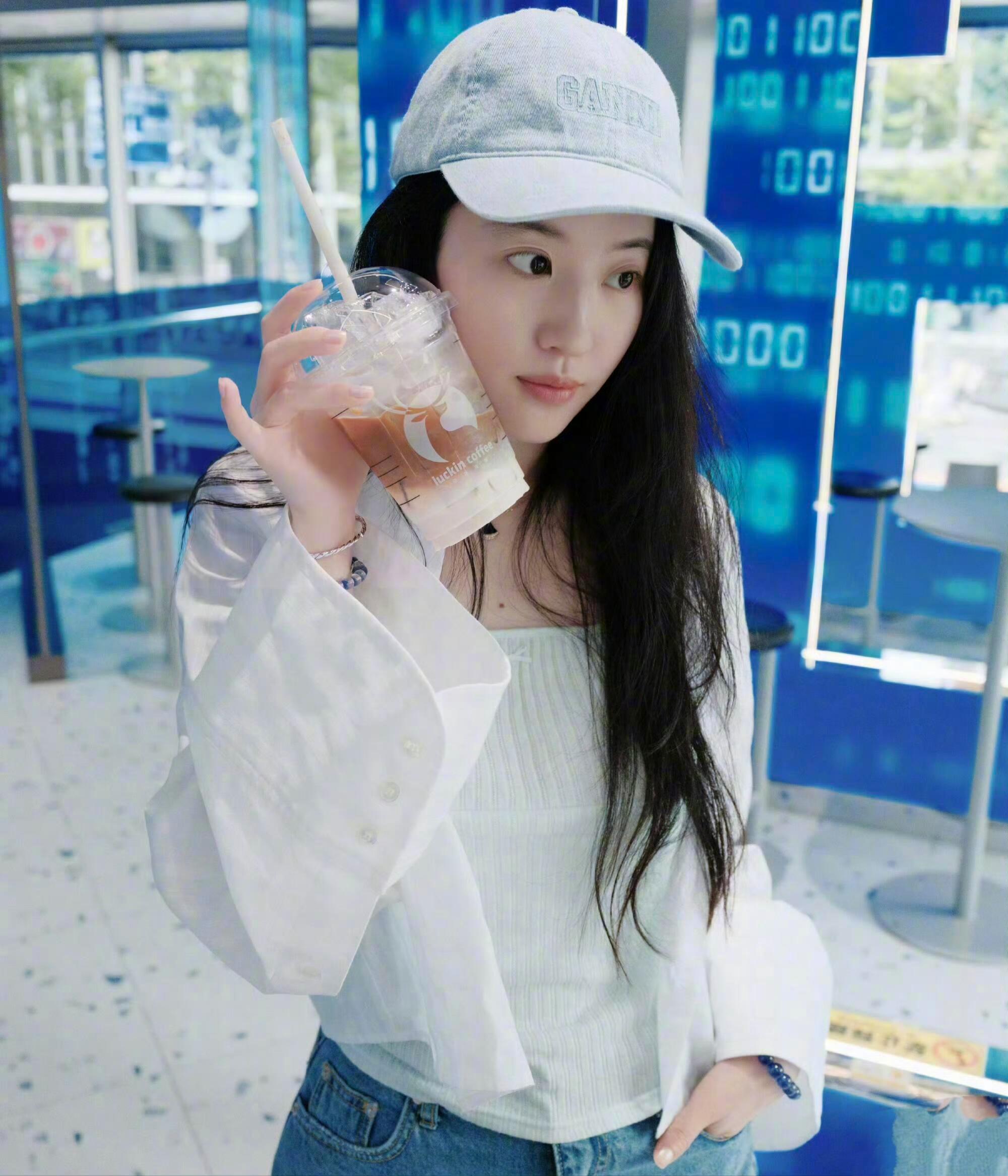 #咪咕星鲜事##刘亦菲素颜女大#真是越素越美，完全逆生长了！她的图总是让人分不清