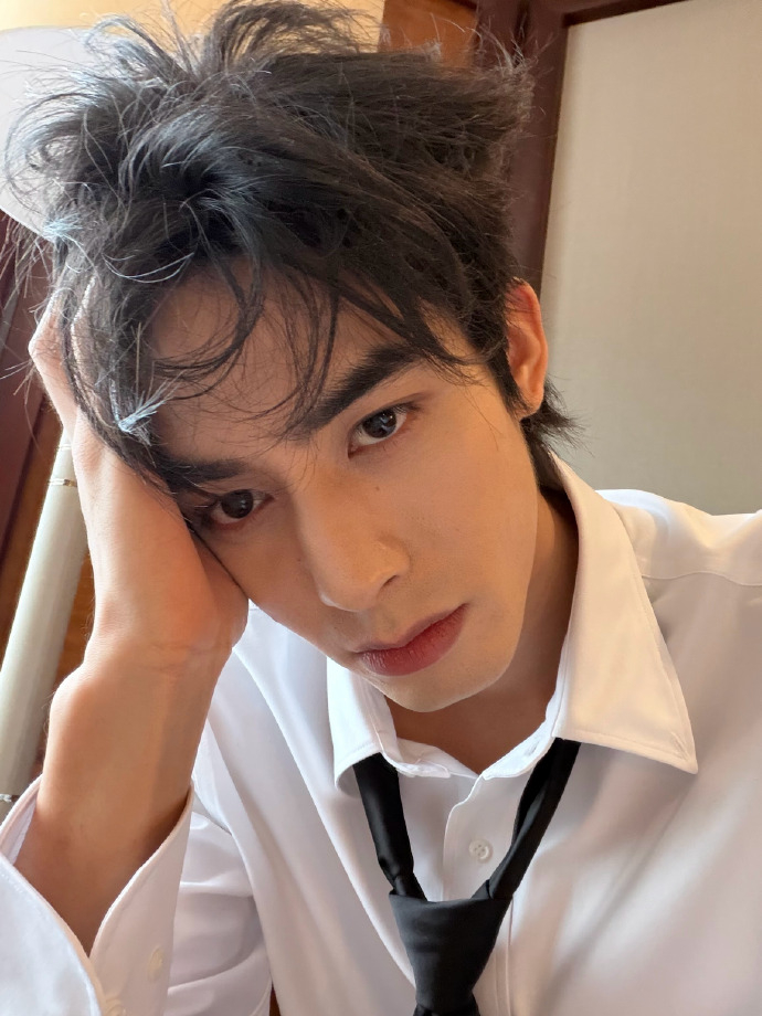 宋威龙三连拍宋威龙三宫格自拍 宋威龙答应粉丝们的自拍发了，白衬衫造型，狂喊老公的