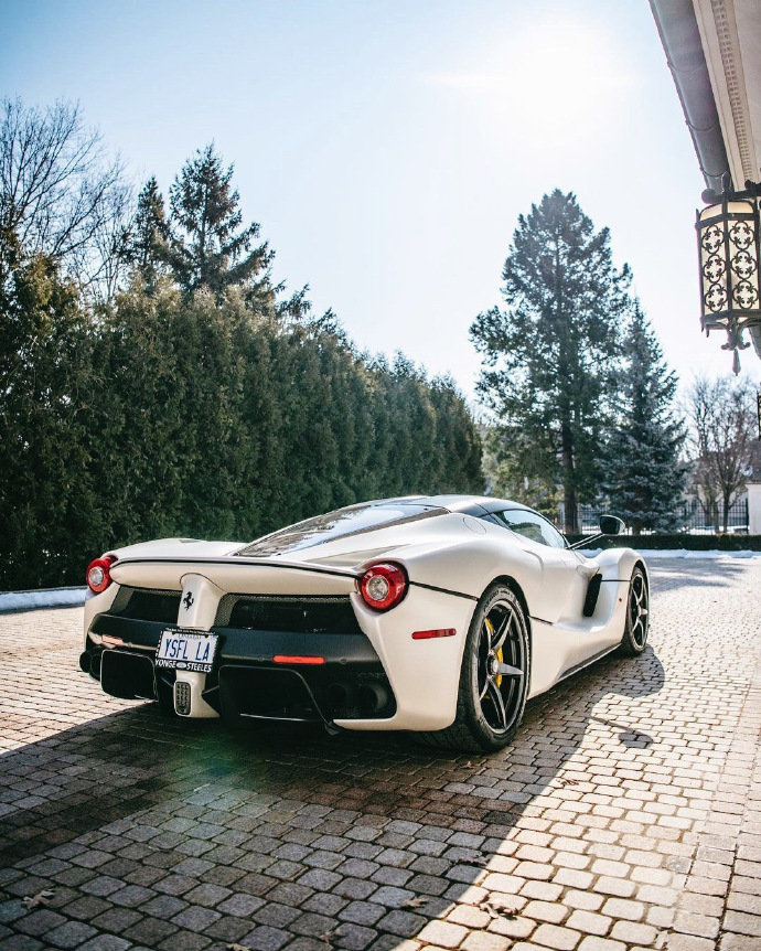 Ferrari LaFerrari ，哑光白车漆，喜欢这样的质感，这可是真正的“