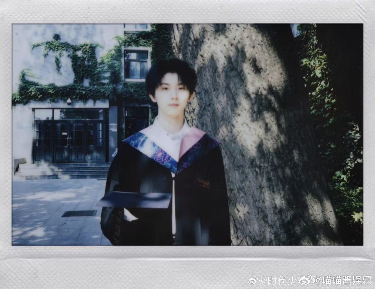 马嘉祺学士服毕业照镜头留住马嘉祺大学时光 一身学士服尽显文雅氛围感，舒展身形搭配