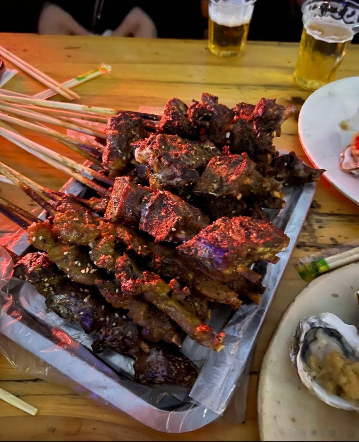 #宵夜# 新疆烤羊排 羊肉串，生蚝刺身，蒜蓉烤生蚝 扇贝 ​​​