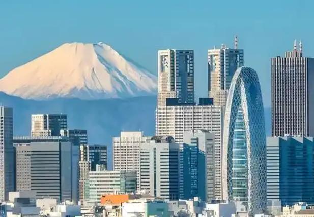 日本半死了，如果仅是中国一家制裁日本，日本可能还剩一口气。但问题是，现在掐住日本