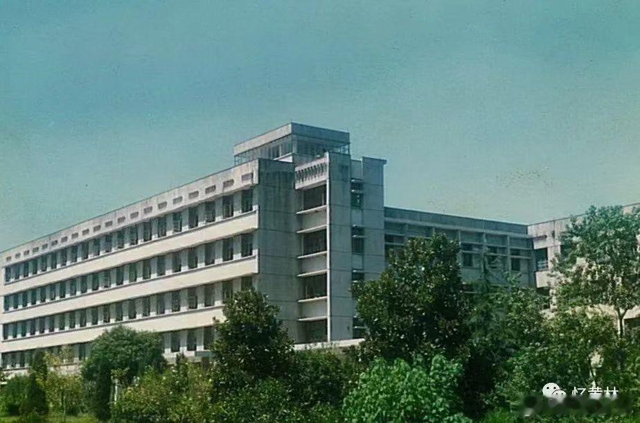 今天是离开学毕奔赴工作单位的整43周年，图一是1980年到学校时的校门（黄山风景