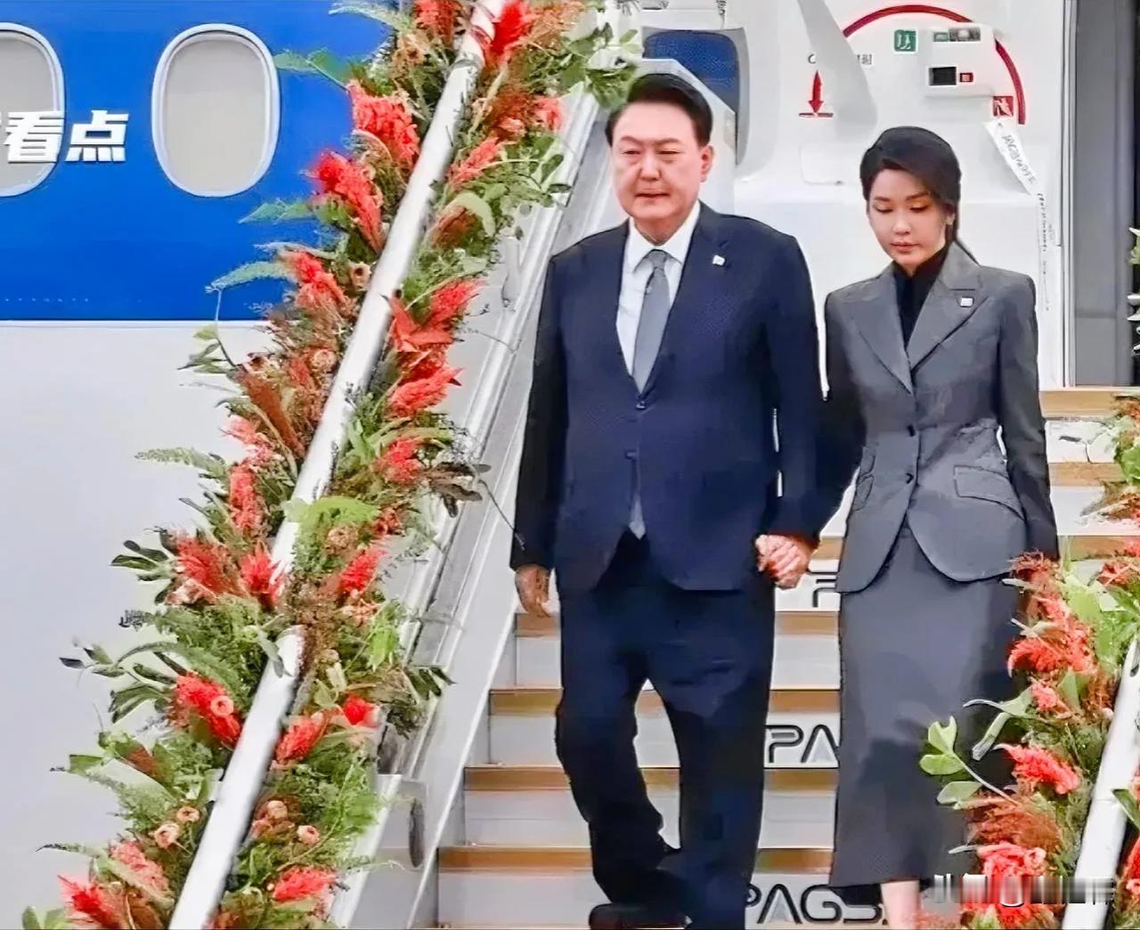 尹锡悦又带着漂亮老婆出去游玩了，这次去和小马科斯打得热闹！

不但达成了拱手联盟