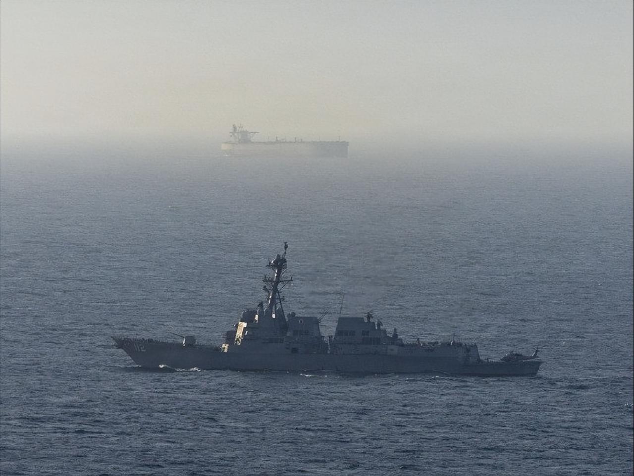 美国不讲武德，不但在霍尔木兹海峡赶回30艘伊朗船，还在印度洋扣押伊朗油轮

综合