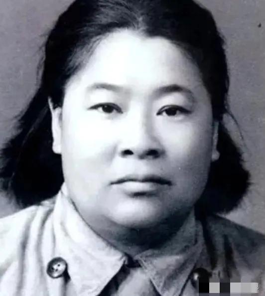 1935年土匪嚣张放话要跟红军单挑，压根看不起20岁年轻女兵何子友！女兵当场立下