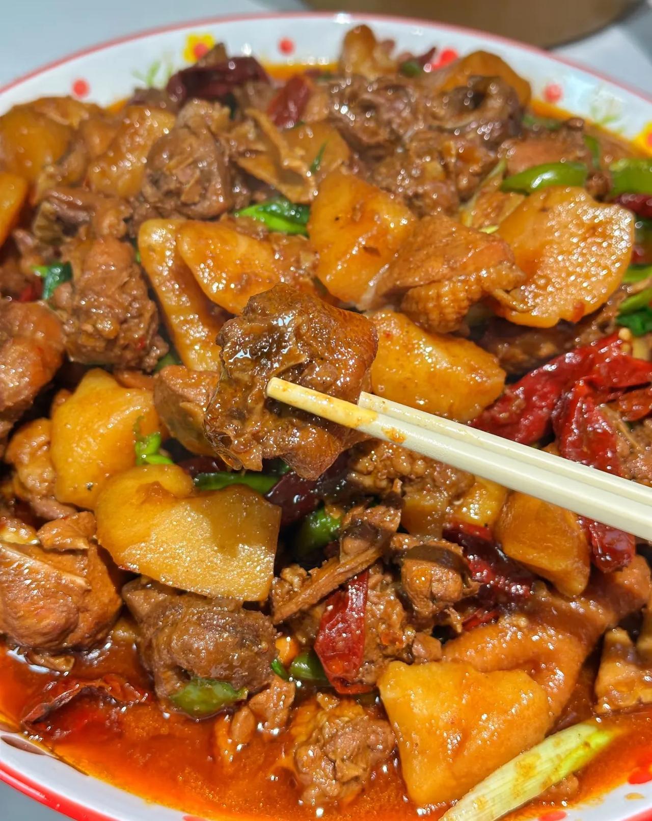 这是…临沂炒鸡？
跟着网上学做的临沂炒鸡
前面步骤都是对的
但是加了一点土豆之后