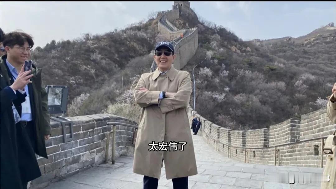 马英九登长城，一首《长城谣》泪流满面！
   马英九率台青年一行今日登上八达岭长