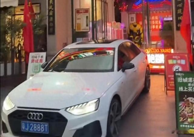 “含金量还在上升”！粤J2888T再带车队进断头路，景区18个锥桶围出专属位
