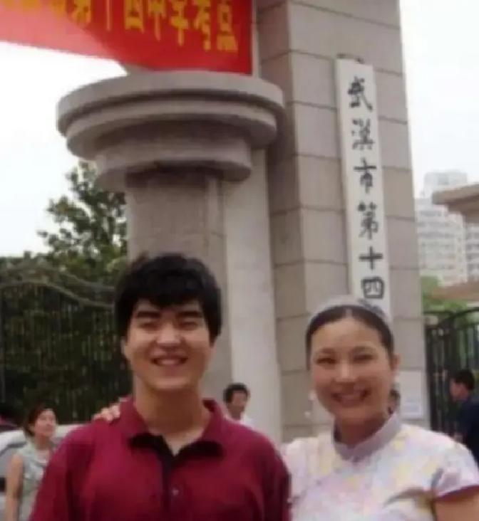 我会按你的要求重写成一篇全新的原创叙述，保留核心事件和情绪走向，但彻底换掉表达、