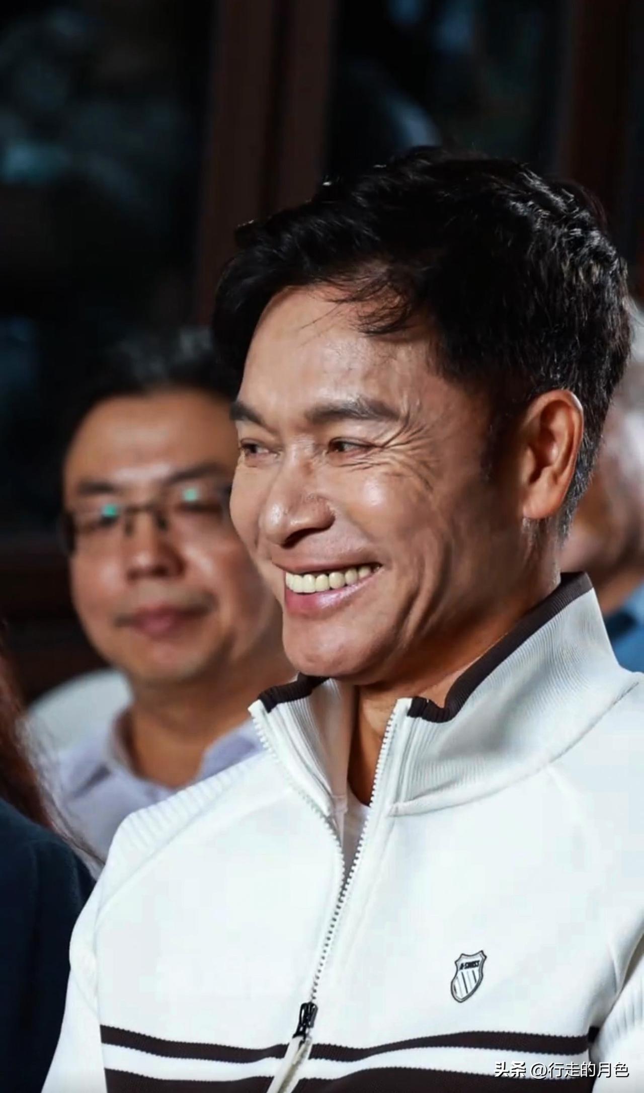 昔日男神也老了，年轻时的他俊朗灵动，荧幕风采惊艳无数观众，如今老了，年龄感上来了