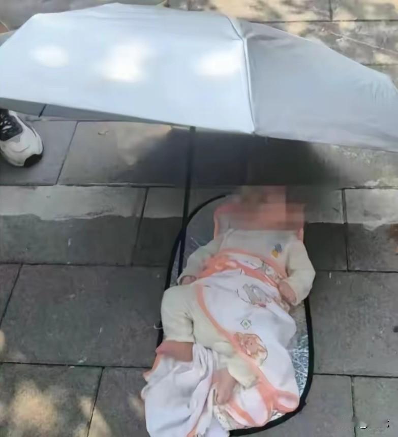 有人路过福利院门口，躺着个小女婴，路人当场就想抱回家养。
知道私自抱养不合规矩，