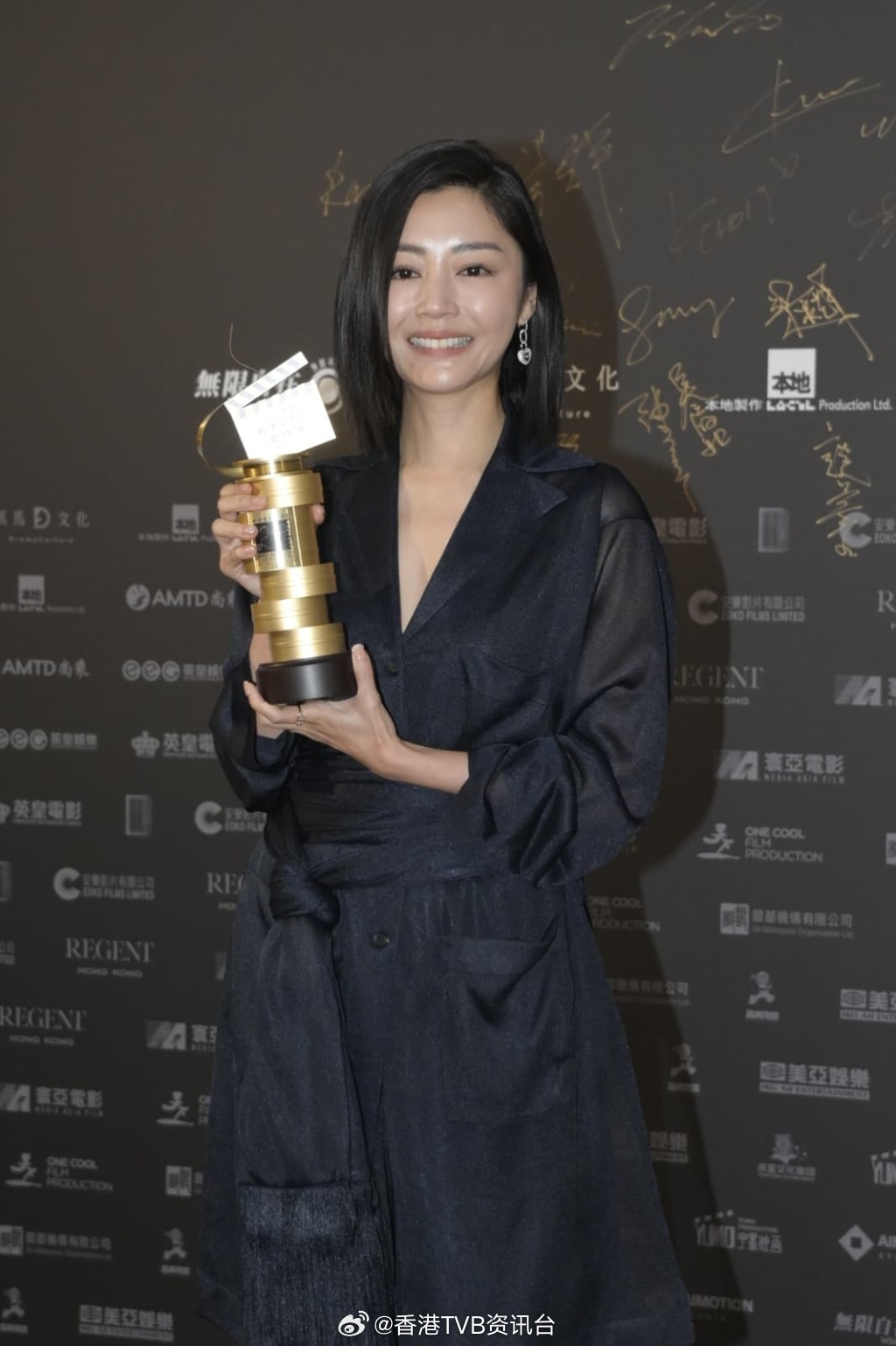 星岛：导演会颁奖典礼2026｜卫诗雅拿奖拿到手软 忘形爆手机号码争取工作机会 愿