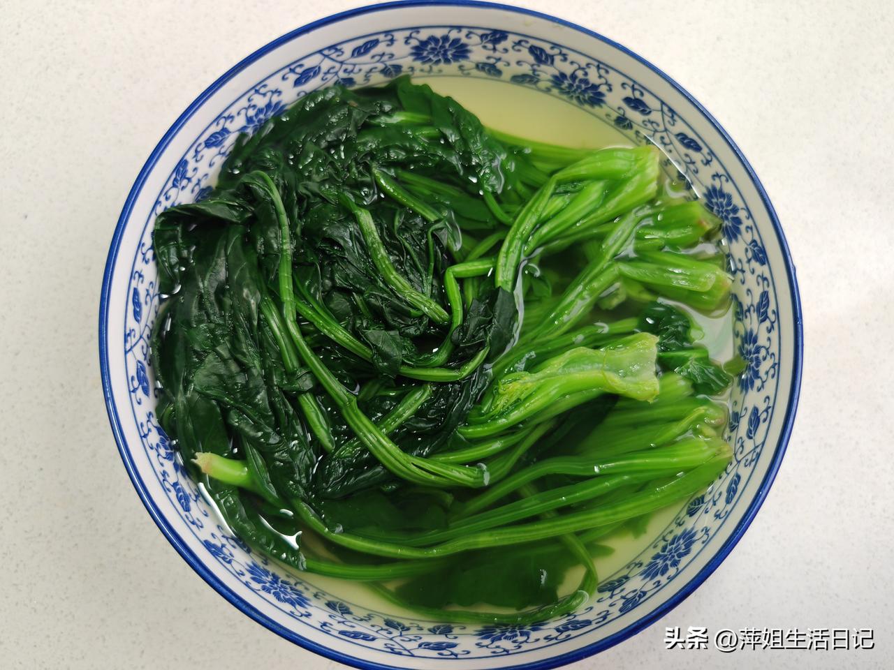 菠菜窝窝头～
家里菠菜多，都是凉拌，喝汤，炒着吃，昨天我用菠菜胡萝卜蒸了一锅窝窝