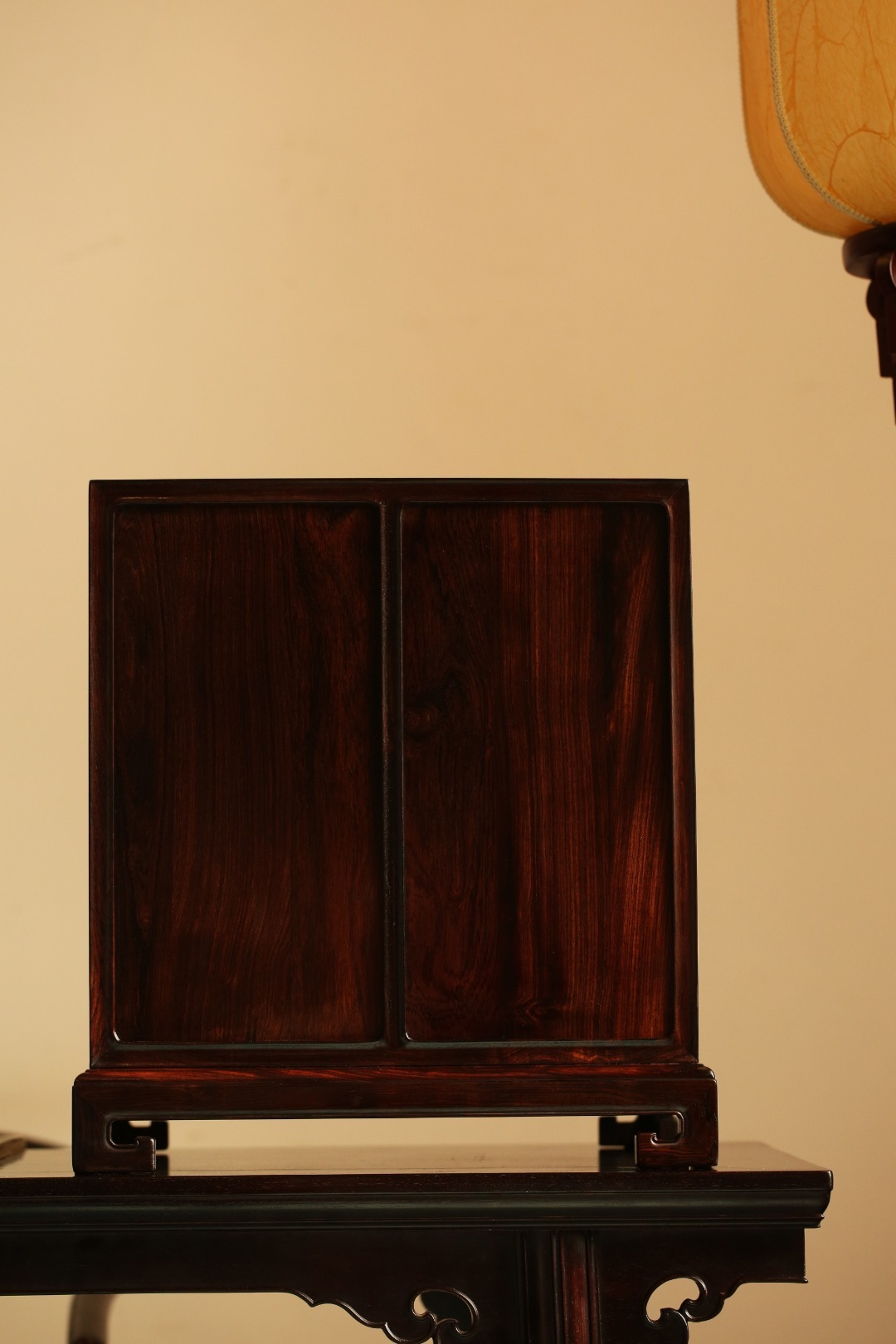 紫光檀『清供 博古图』收纳柜形制端庄，平开对门下设抽屉，空间足，收纳有序，整器极