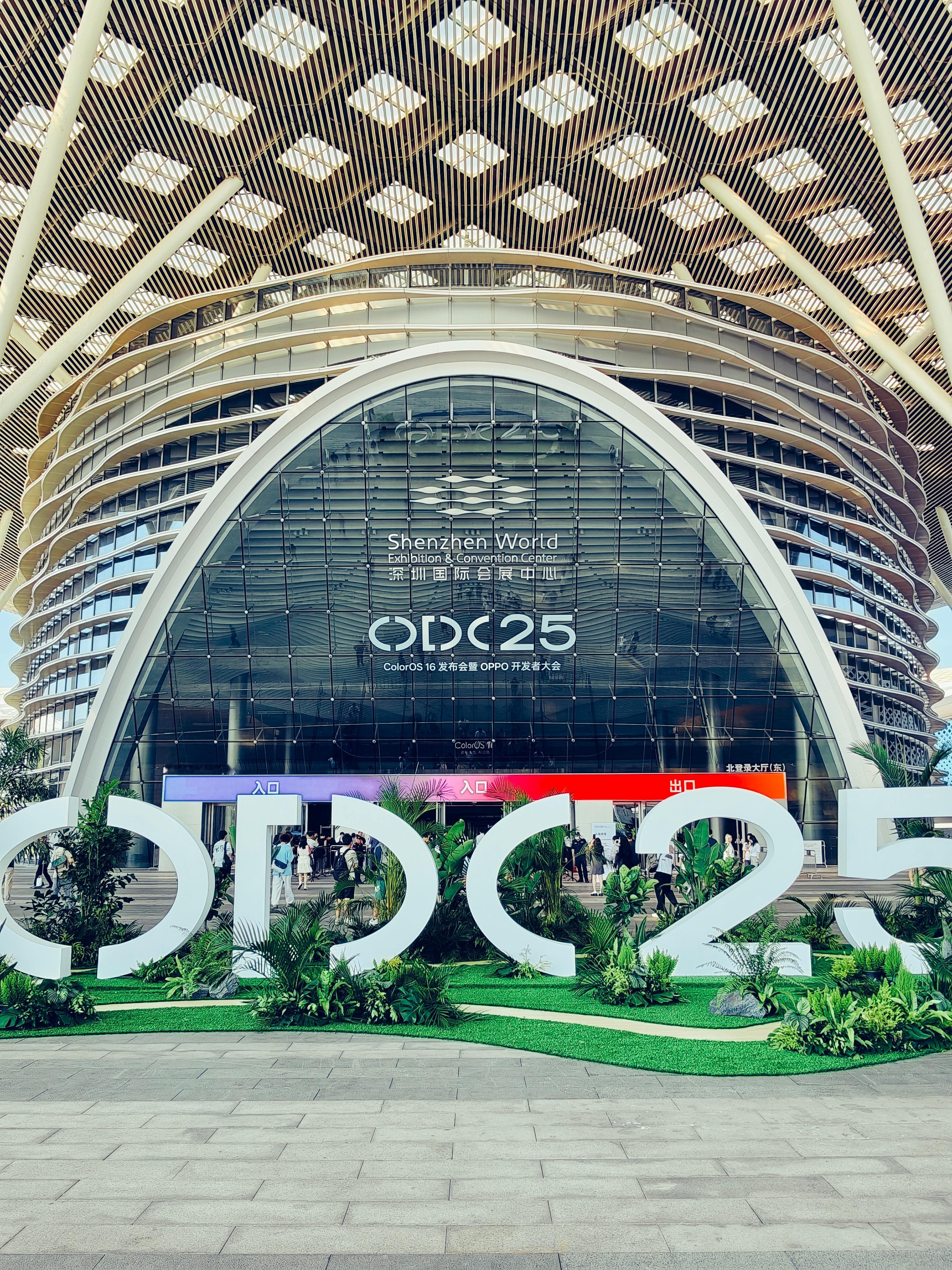 已抵达ODC现场～这次伴手礼特别不错，ColorOS痛包（已背在身），Color