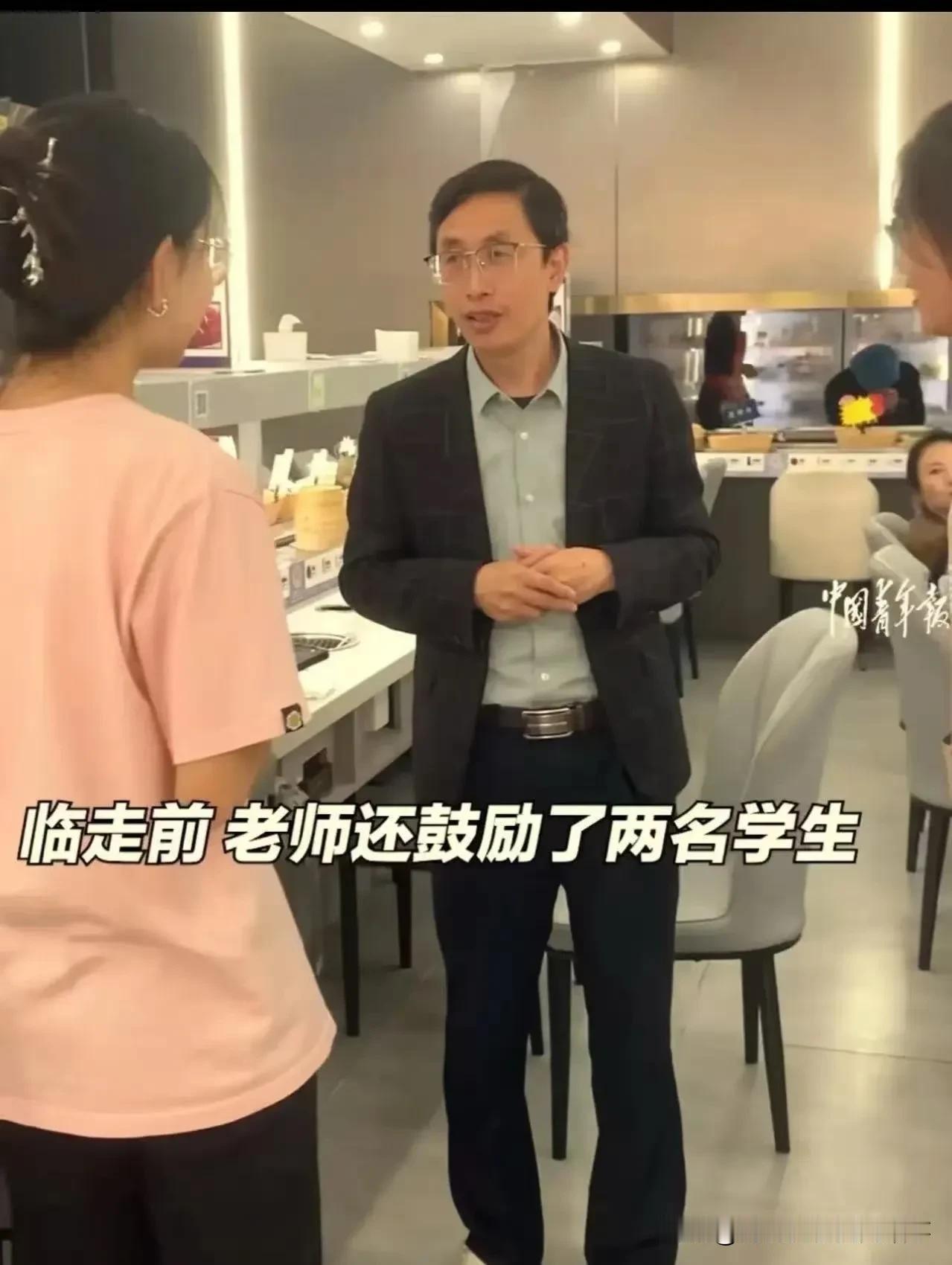 这是一则发生在河南的暖心故事：两名家境普通的女大学生，为减轻家庭负担，在餐厅勤工
