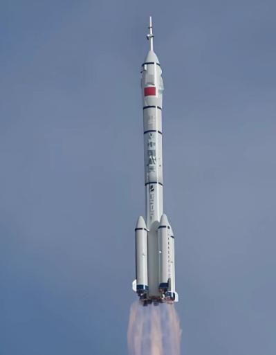 国内传来两个消息，国内还没啥反应，国外已经炸锅。
一个消息：神舟二十号被撞出裂纹