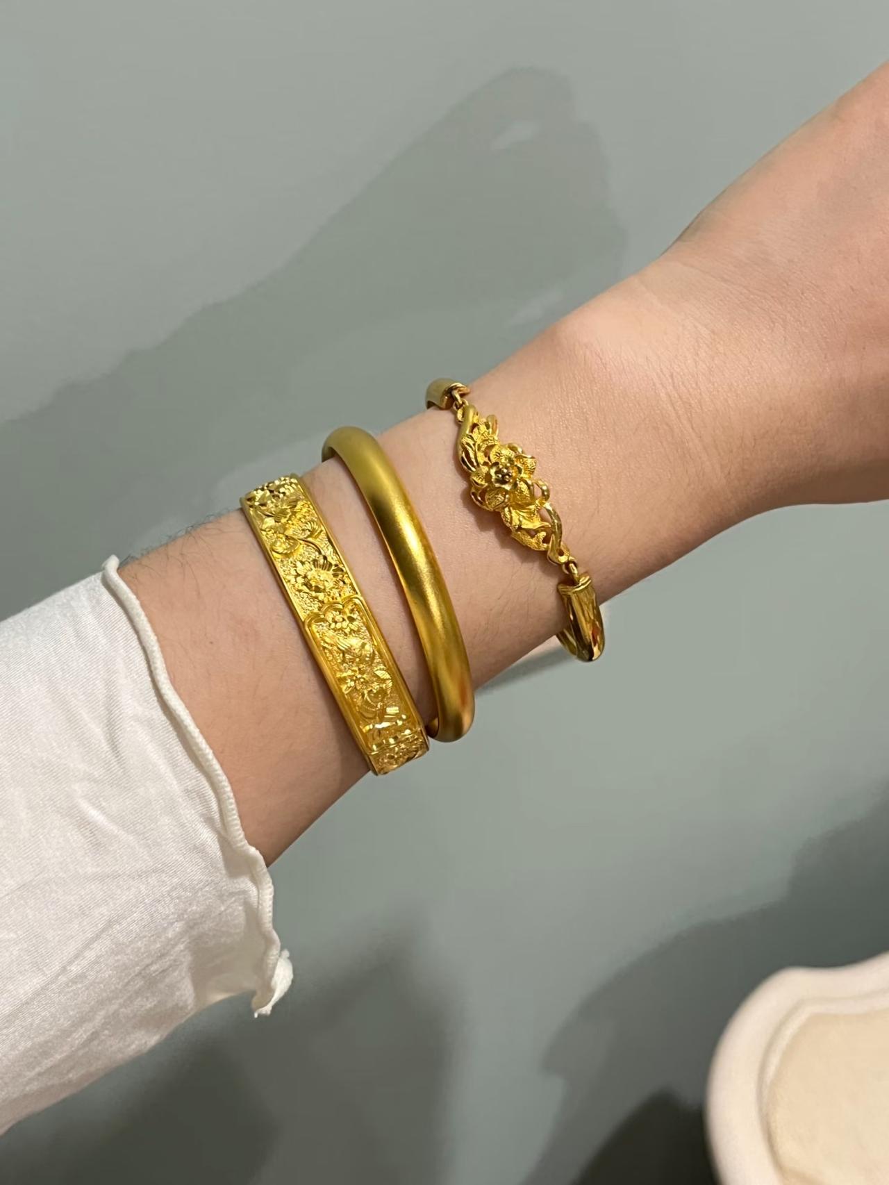 昨天下午
金价跌得太狠，
果断买了只金镯子，41克才花了不到
5万块钱，4900