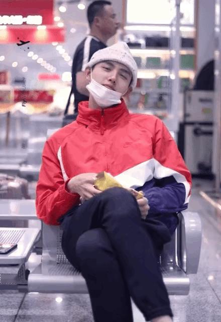 无论是演员，还是流量，后续能不能继续有戏拍很重要，如果没有存货，又不去拍戏，不管