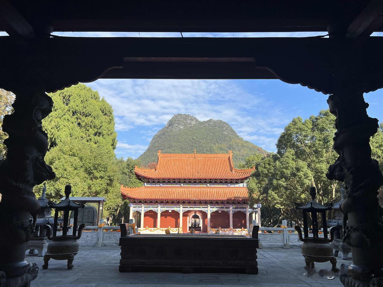 有两处舜帝陵颇负盛名，一处位于湖南九嶷山，另一处则在山西运城。
前往九嶷山舜帝陵