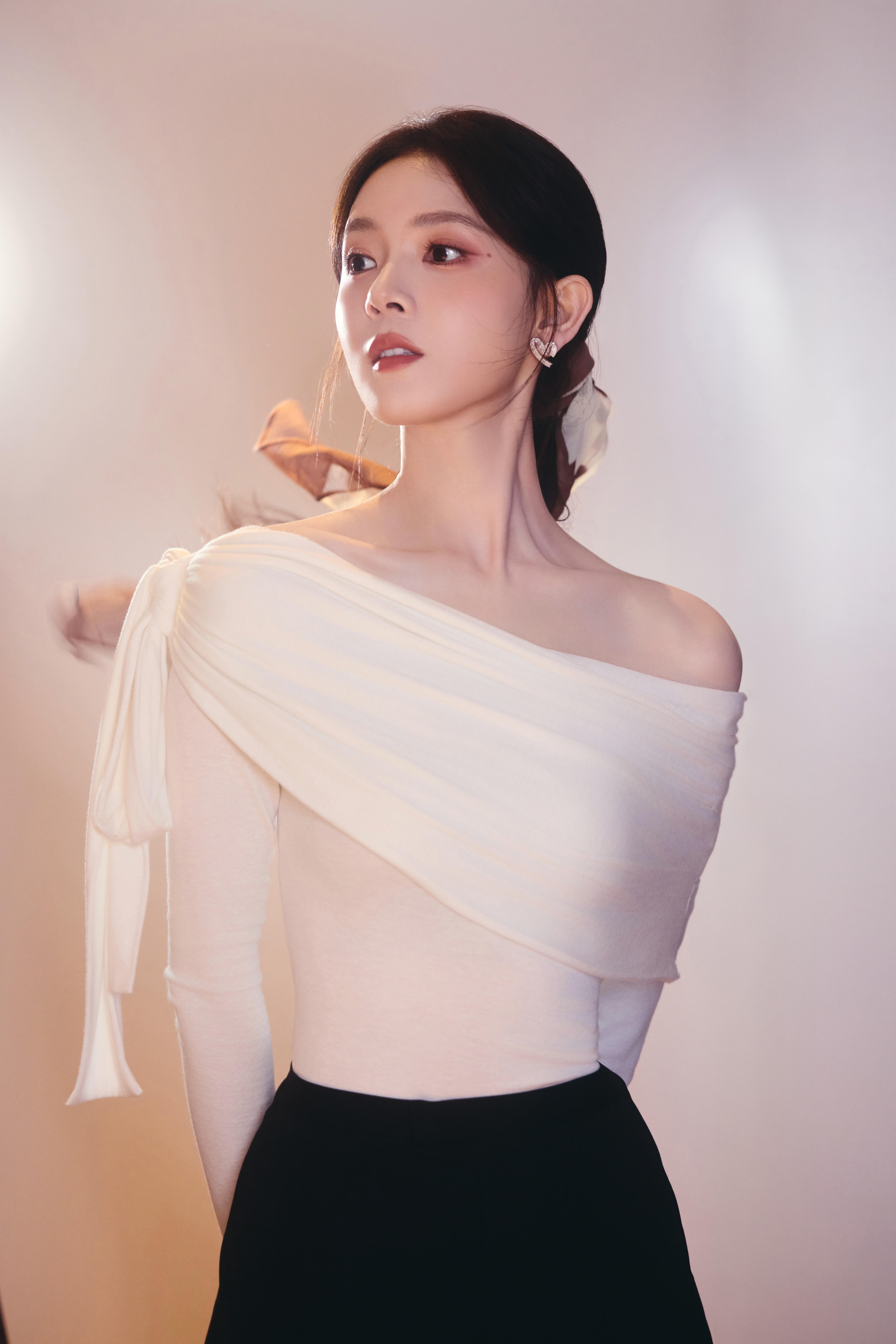 陈瑶播音腔 救命！陈瑶这段播音腔也太绝了字正腔圆又温柔如水，像羽毛轻轻挠在心尖上