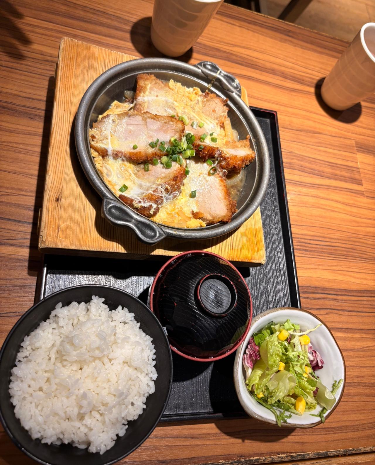 今晚吃一顿简餐。
鸡排饭，配一点小蔬菜，一碗汤，

吃起来不油腻，很清淡，也保证