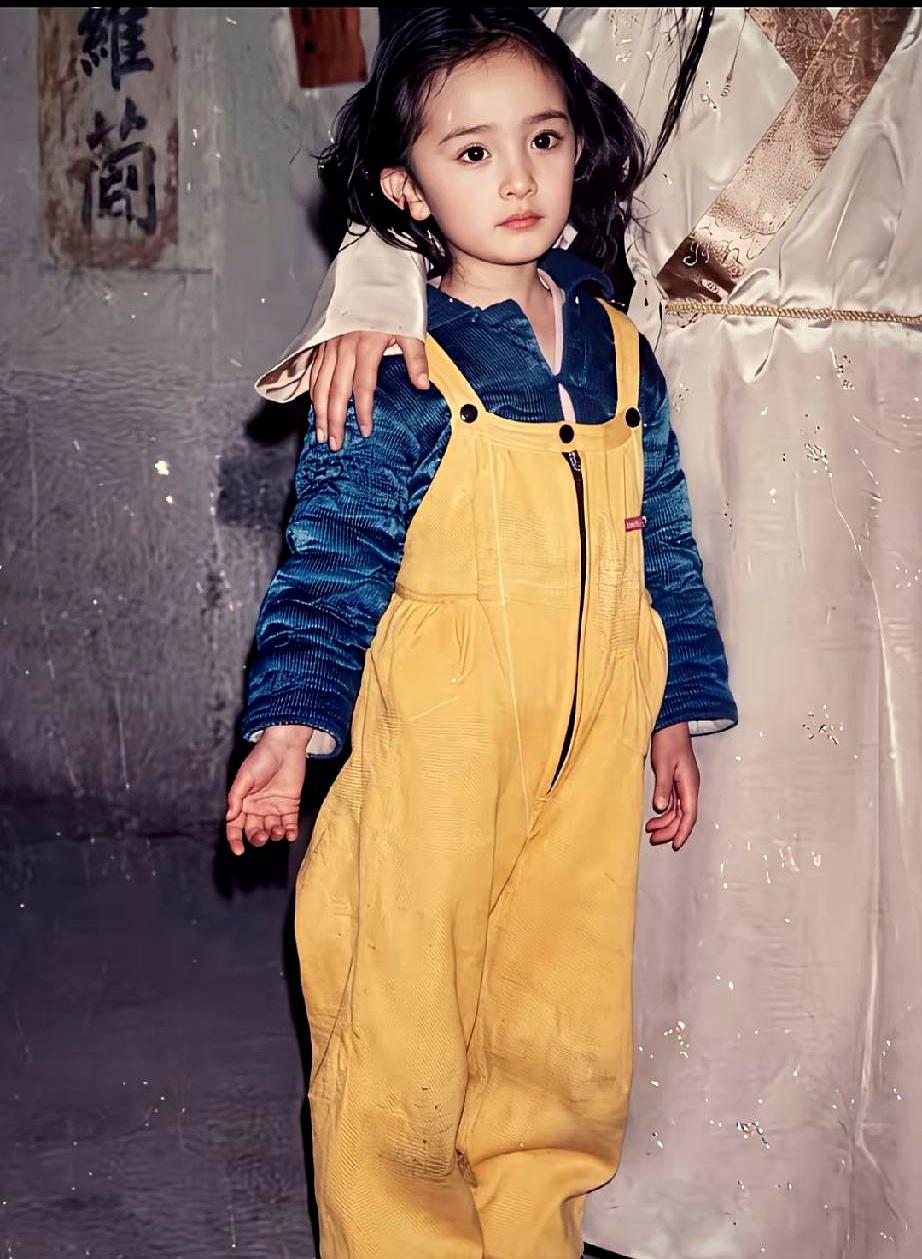 一张旧照在网上炸出来，镜头里只是个小女孩，说她长大成了家喻户晓的大明星，给你三秒