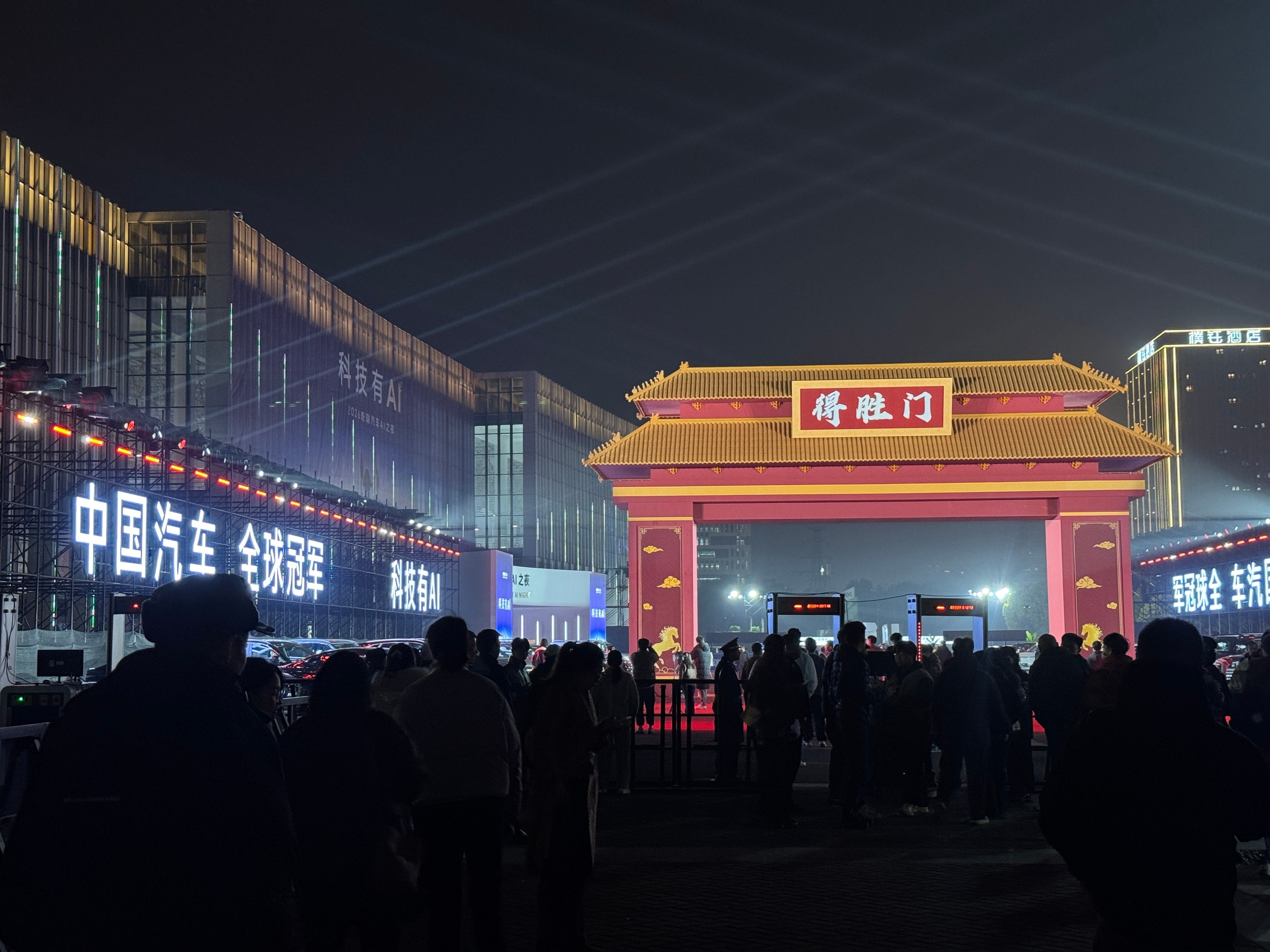 今夜在奇瑞的AI之夜看到自家G700被摆在门口+C位了！鄙人表示相当满意看来毕竟