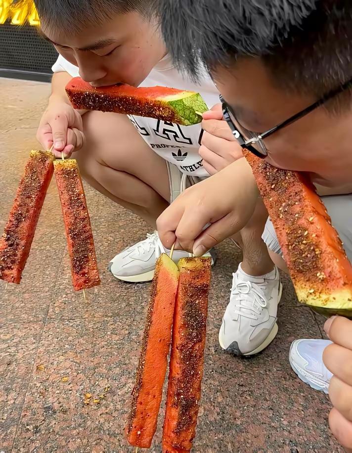 西瓜🍉蘸辣椒🌶，这玩意能好吃吗？
我觉得完全就是妥妥的黑暗料理好吗！
有没有