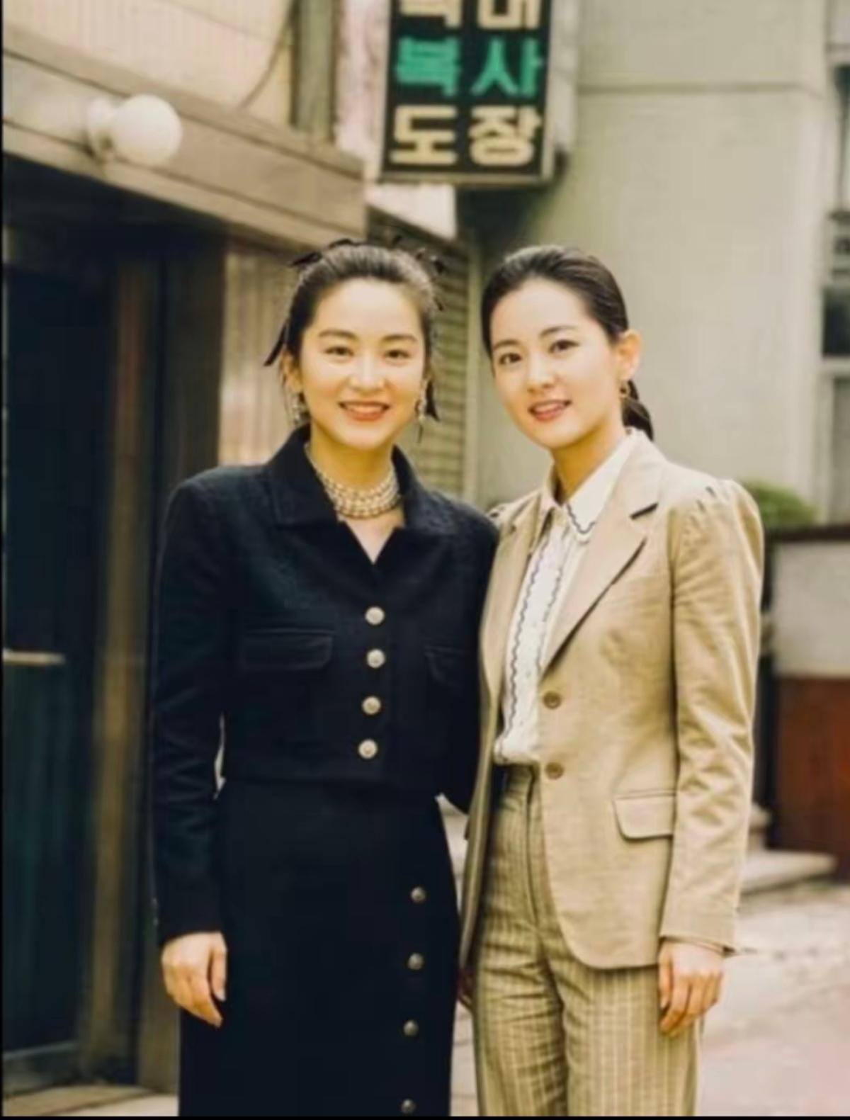 这右边的美女是谁？颜值比林青霞还高啊！
