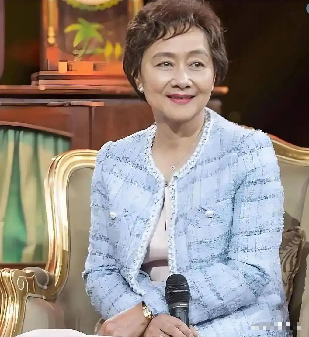 75岁，手握正师级退休待遇，拿过金鸡奖的黄梅莹，直挺挺倒在病床上。病房里静得吓人