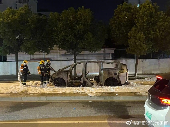 感觉最近已经听到过很多起汽车自燃的事故了，还好2位警觉及时逃生。看有博主说底盘磕