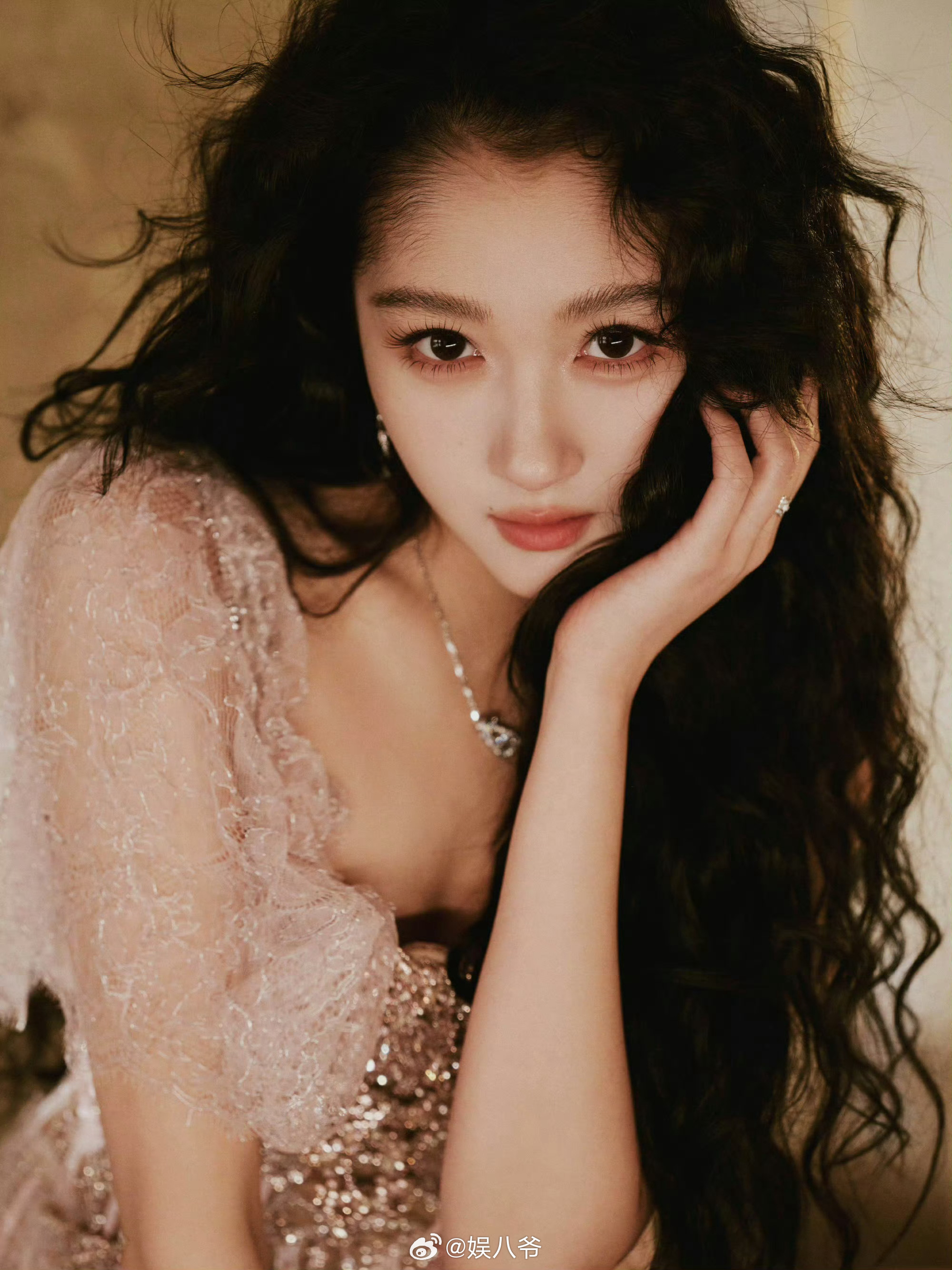 关晓彤的妆造正确今日份的羊毛卷很有法式风情 