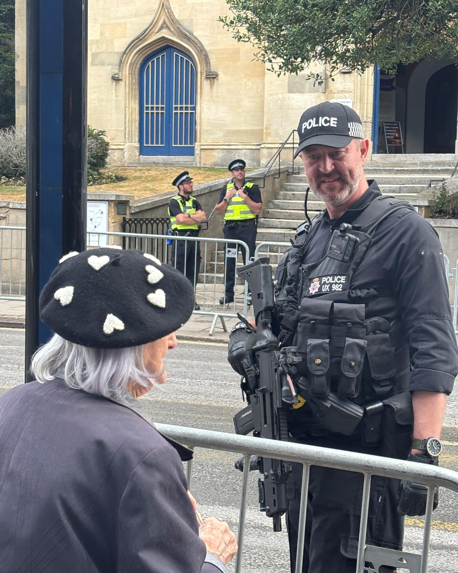 马克龙访英时执行安保任务的英国警察 