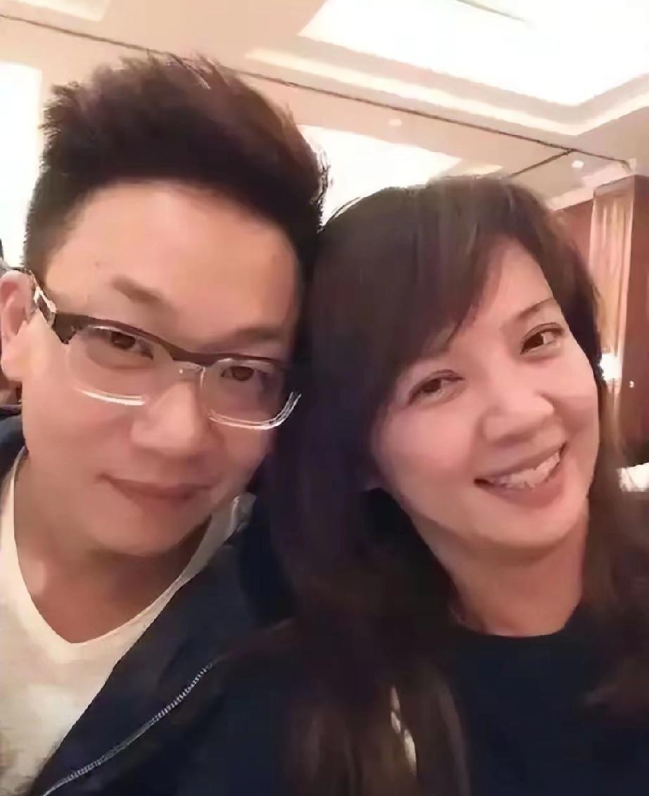 54岁前央视名嘴林海：12年前一摔丢铁饭碗，如今街边摆摊做吃播
 
     他