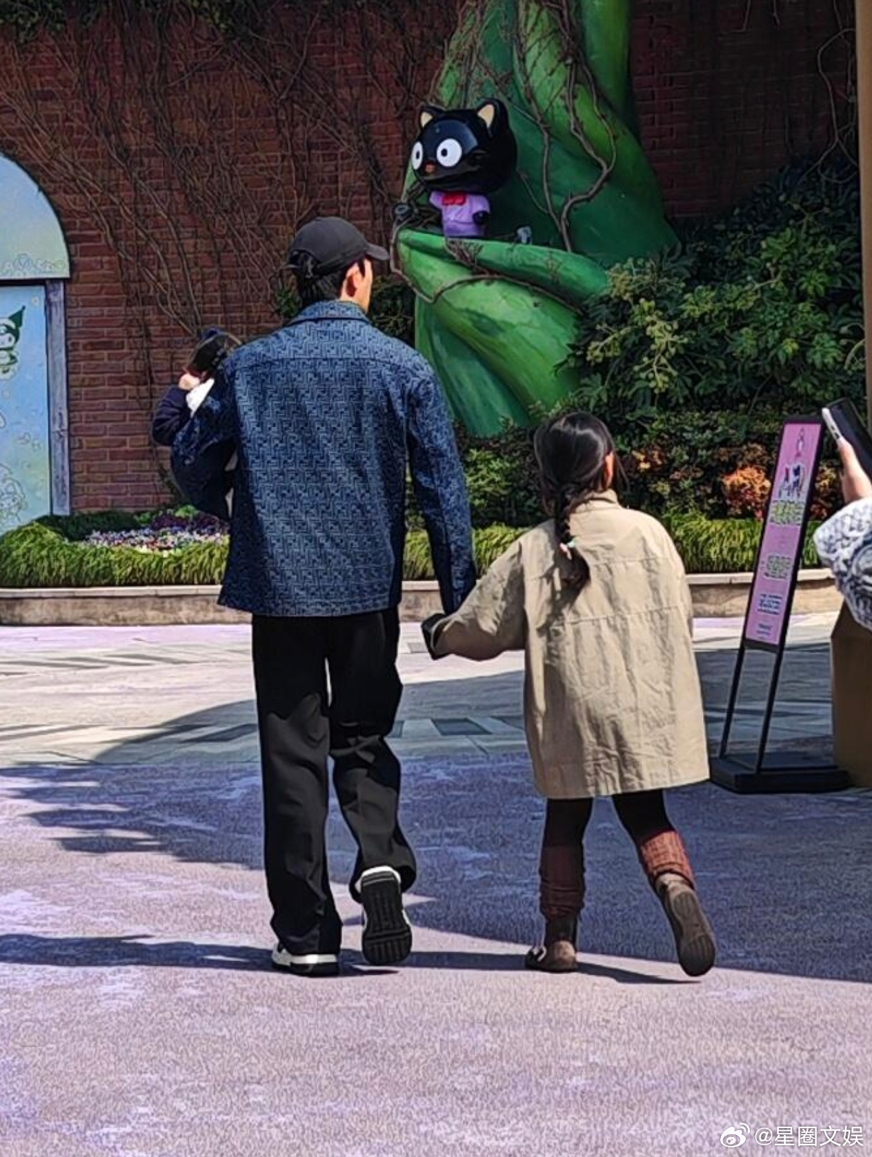 宋浩然带两个女儿逛乐园宋浩然离婚还带小猪妹 好温馨的一家 