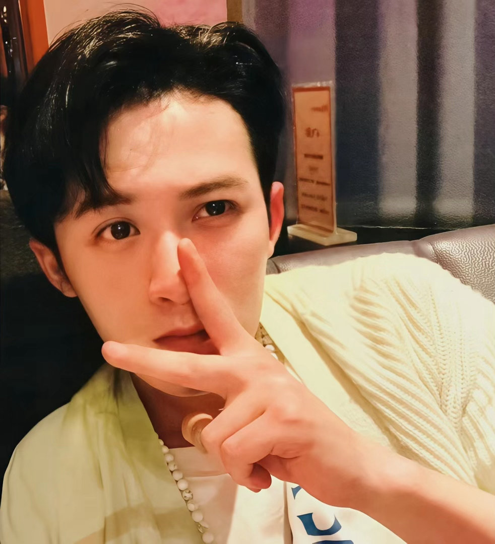 一起上书房 21年的檀健次真嫩啊！还是那个拍照就荟比小树杈的檀健次！真的好可爱！