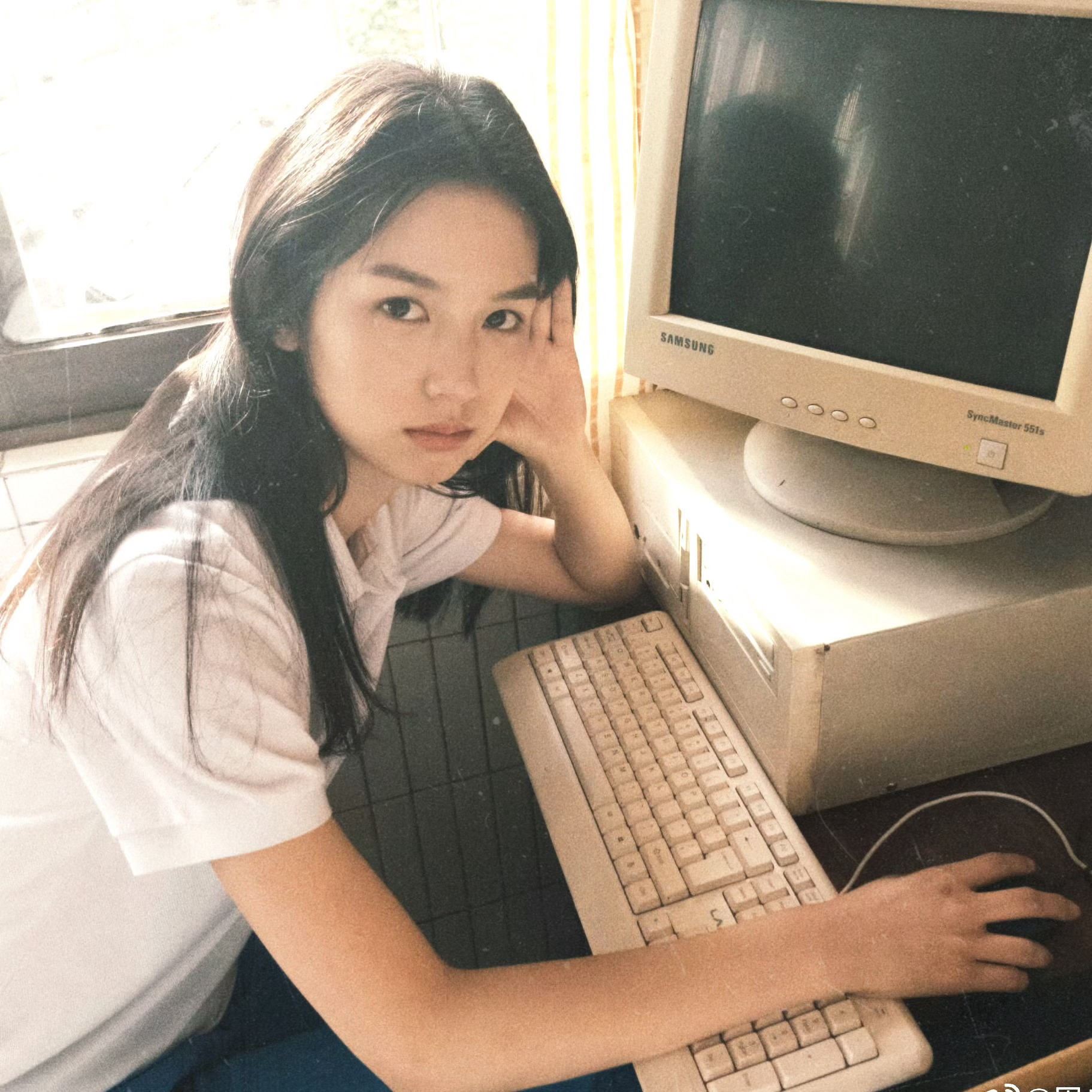 🙋啊啊啊大头电脑+复古滤镜放在2008年这是会席卷qq头像界的照片周也周也