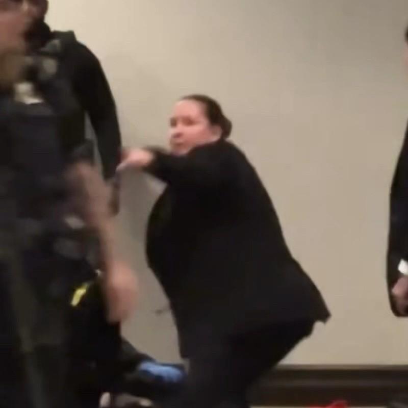 太抓眼了！美国特勤局女保镖又火了，曾因插不进枪套出圈，如今白宫枪击案再抢镜
 