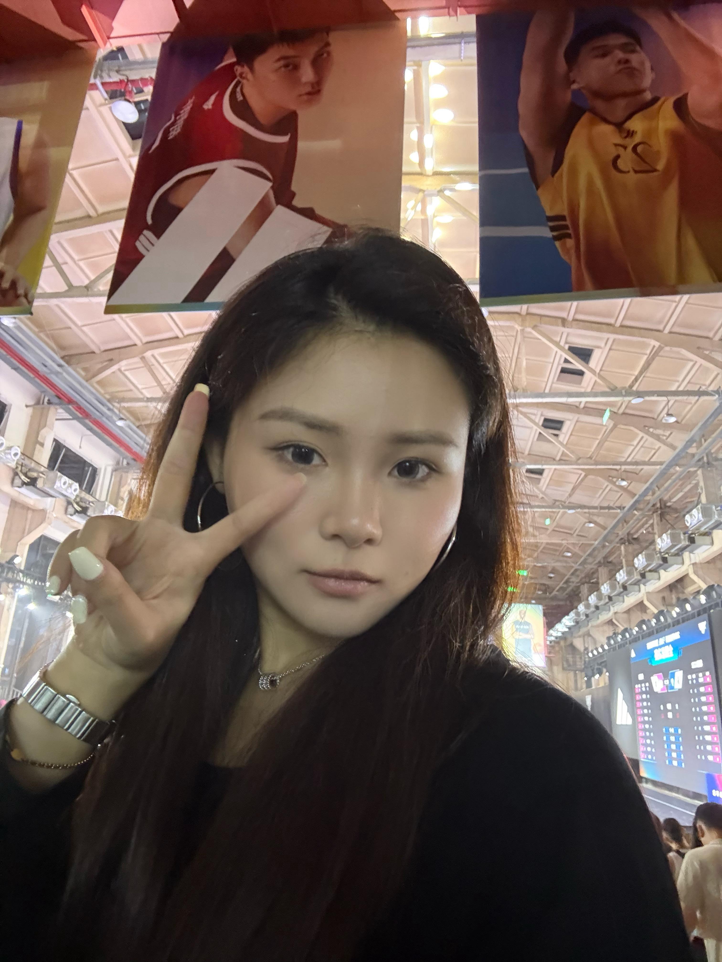出门溜达一圈儿跟广告牌上的人合影photobyhudou2026阿迪达斯火拼偰李
