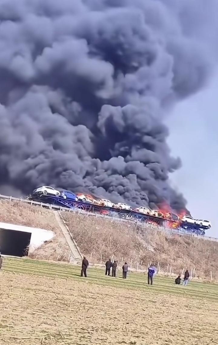 农村烧秸秆污染环境是违法的，轻者罚款，重者 拘留坐牢！
       这烧新能源
