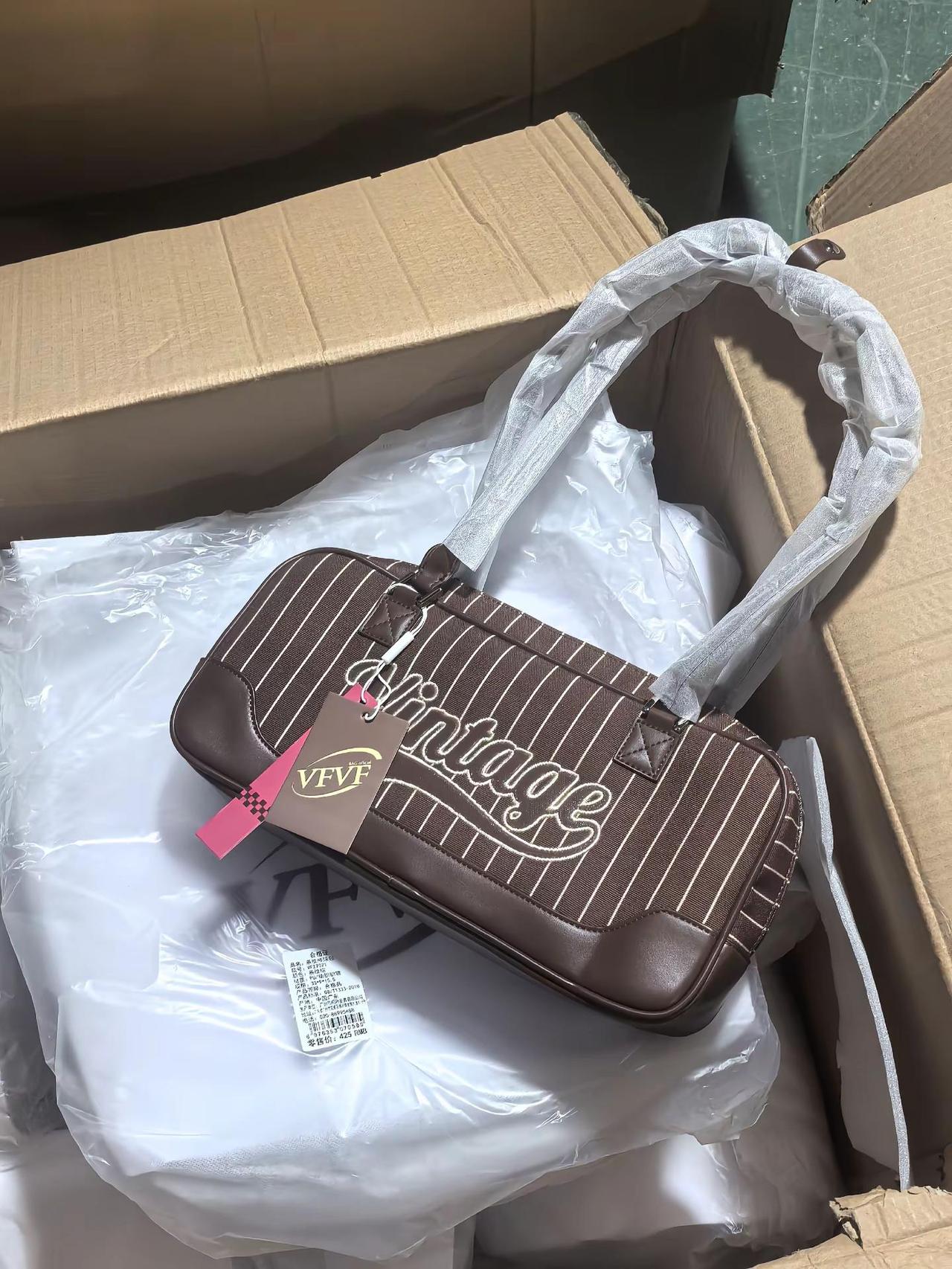 姐妹们，再分新款，等我一下下。再分新款，有16箱，我估计要10.50才直播吼～才