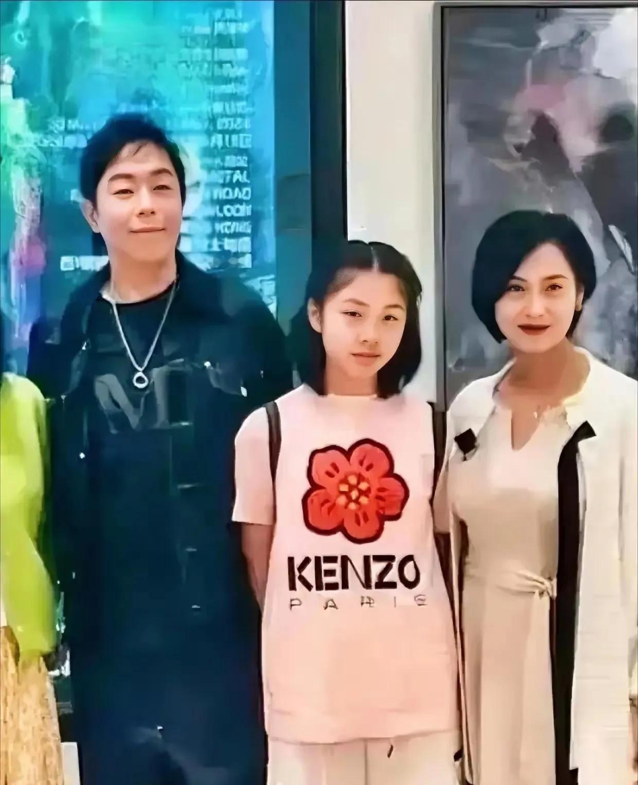 这个星二代有点不走运，既没有遗传爸爸的身高，也没有遗传妈妈的漂亮。但是，她有继承